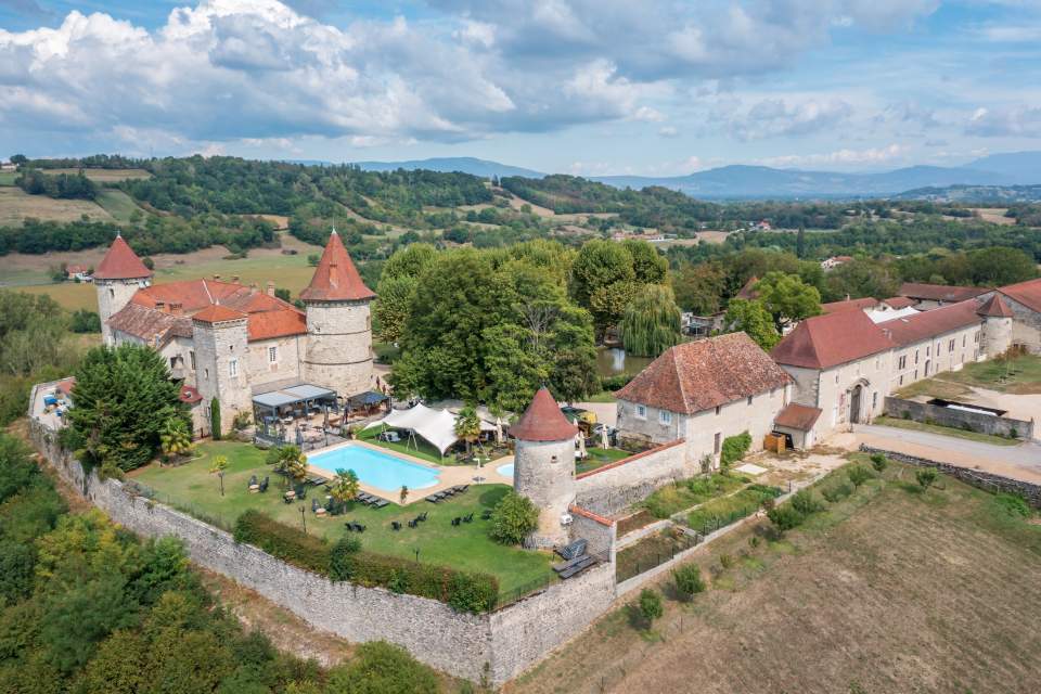 Vue Aérienne du Château Chapeau Cornu à Vignieu en Isère (38)